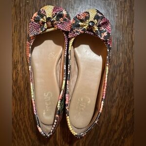 Rainbow snakeskin patterned flats with bow. Size 9